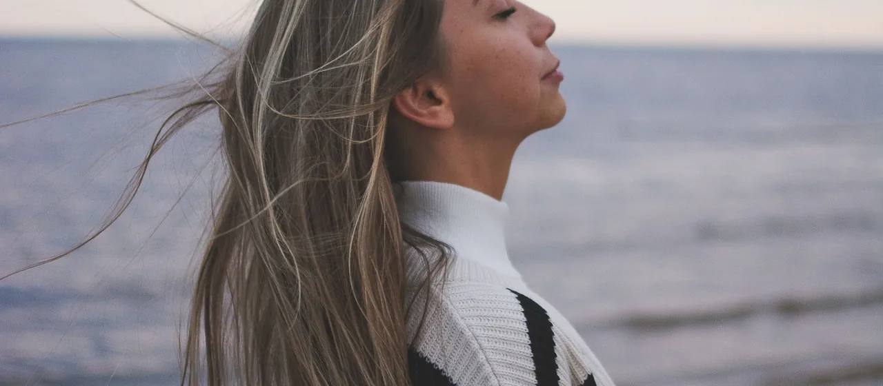 Vrouw haalt rustig adem in de buitenlucht